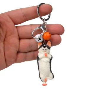 Nahaufnahme des süßen Yoga-Hund-Schlüsselanhängers mit Metallring und bunten Glocken.