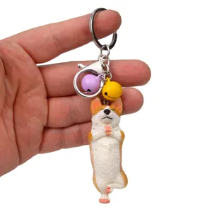 Detailansicht des niedlichen Yoga Corgi Schlüsselanhängers mit bunten Glocken und Haken.