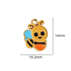 Nahaufnahme des niedlichen Bienen Emaille Metall Anhängers mit feiner und glatter Verarbeitung.