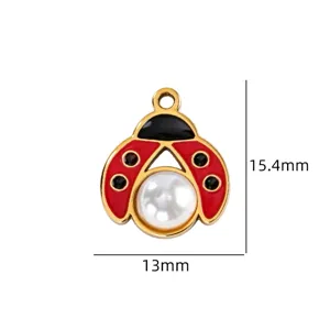 Detailansicht des goldenen Marienkäfer-Anhängers mit Perle, Größe 13x15.4mm für DIY-Schmuck.