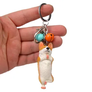 Nahaufnahme des süßen Yoga Corgi Schlüsselanhängers mit bunten Glocken und stabilem Ring.