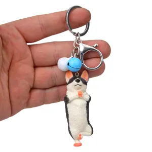 Nahaufnahme des witzigen Yoga-Hund Schlüsselanhängers mit Glöckchen und Karabinerhaken.