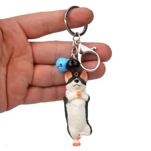 Detailansicht des süßen Yoga-Hund-Schlüsselanhängers mit Glocken und Metallkarabiner.