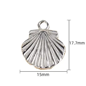 Vue détaillée du pendentif coquillage argenté, montrant la taille précise de 15x17.7mm pour bijoux.