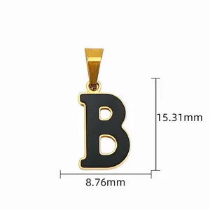 Detailansicht des goldenen Buchstaben-Anhängers aus Edelstahl mit schwarzem Emaille für DIY-Schmuck.