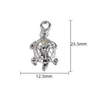 Vue détaillée du pendentif tortue de mer en acier inoxydable, accessoire de bijoux 23,5x12,5 mm.