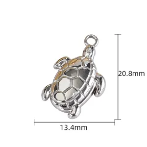 Vue détaillée du pendentif tortue en acier inoxydable montrant les dimensions et finitions.