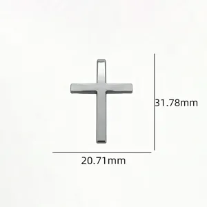 Edelstahl Kreuz Anhänger Detail, minimalistischer Metall Charm für DIY Schmuck Zubehör.
