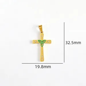 Edelstahl goldfarbener Kreuz-Anhänger mit grünem Emaille-Dreifaltigkeitsknoten und Kristallen.