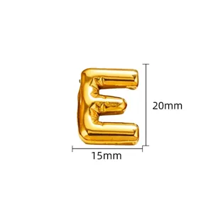Gouden 3D bubbel letter E hanger detail, 20x15mm titanium staal vergulde charm close-up.