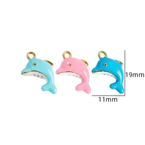 Detailansicht süßer Delfin Emaillierter Titanstahl Anhänger in drei Farben für DIY Schmuck.