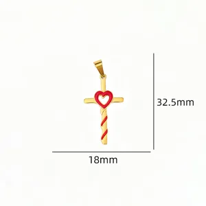 Edelstahl goldener Kreuz Anhänger mit rotem Emaile Herz Detail, Größe 18x32.5mm Nahaufnahme