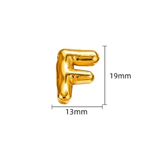 Gouden bubbelletter F hanger detail, roestvrij staal accessoire voor DIY sieraden maken.