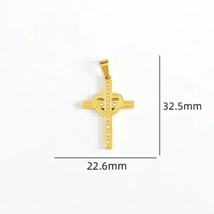 Detailansicht des Goldkreuz-Anhängers mit Produktabmessungen und verziertem Herzdesign.