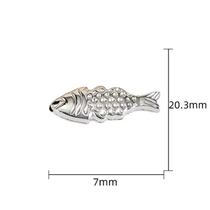 Gros plan détaillé du pendentif poisson 3D en acier inoxydable, texture d'écailles exquise.