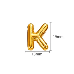 Goudkleurige opgeblazen letter K hanger detail, toont afmetingen en een mooie glanzende afwerking.
