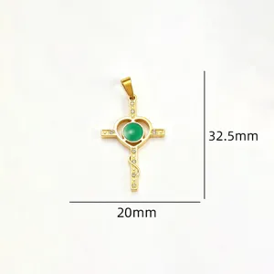 Detailaufnahme des goldenen Edelstahls-Kreuzanhängers mit grünem Stein und Maßangaben.