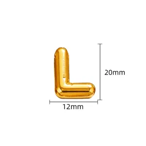 Detail van gouden letter L hanger, 20mm opgeblazen bedel voor DIY sieraden maken.