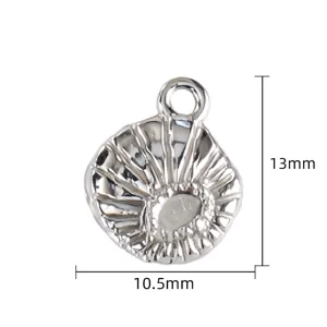 Détail du pendentif coquillage marin en acier inoxydable, taille compacte 13mm sur 10.5mm.