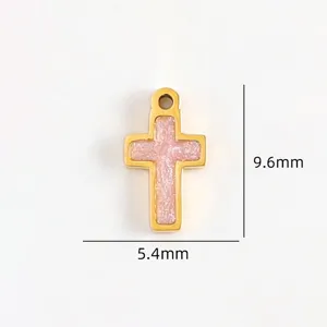 Detailansicht des goldenen Kreuz Anhängers mit pinkem Glitzer, filigranes DIY Zubehörteil.