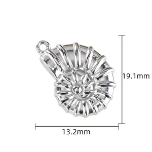 Vue détaillée du pendentif amulette en acier inoxydable ammonite 3D pour accessoires de bijoux.