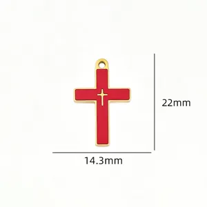 Nahaufnahme des goldgeränderten roten Emaillierter Kreuz-Anhängers für DIY-Schmuckherstellung.