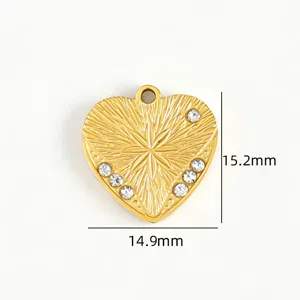 Pendentif coeur en or 18k en acier inoxydable avec motif floral sculpté et strass brillants.