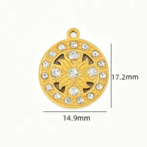 Gros plan pendentif rond en acier inoxydable strass motif tournesol accessoire bijoux.