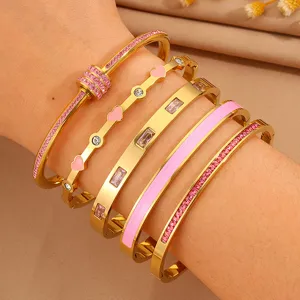 5er Set goldene Edelstahl Armbänder mit pinken Zirkonia, Herzen und Emaille für Damen.