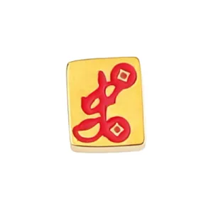 Dettaglio pendente tessera mahjong, acciaio inossidabile dorato con simbolo smaltato rosso.