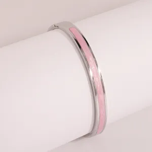 Bracelet jonc en acier inoxydable émail rose détail gros plan, bijoux minimaliste.