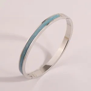 Bracelet jonc en acier inoxydable émaillé bleu vue de détail, bijou de mode minimaliste élégant.