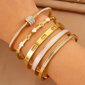 Elegantes Titanstahl Armband Set mit funkelnden Strasssteinen und Emaille fur modische Damen