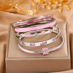 Set aus 5 stilvollen Titanstahl-Armbändern mit rosa Kristallen und Herzen für Damen.