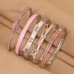 Detailansicht des stilvollen Edelstahlarmband-Sets mit rosa Kristallen und Emaille, Nahaufnahme.