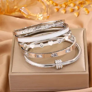 Detaillierte Ansicht des modischen Titanstahl Mehrschicht Strass Armband Sets für Damen.