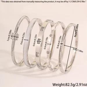 Set aus 5 stilvollen Edelstahl Strass Armreifen mit detaillierten Größenspezifikationen.