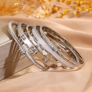 Edelstahl Armreifen gestapelt mit funkelnden Kristallen und Nageldesign Damen Schmuck