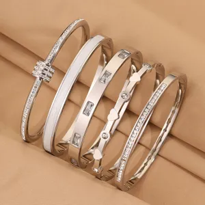 Edelstahl Modeschmuck Armreif Set aus 5 Stueck mit glanzenden Zirkonia Steinen in Silber