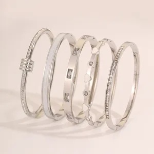 Modischer Titanstahl Armreif Set mit Zirkon, elegante silberne Damenschmuck Accessoires.