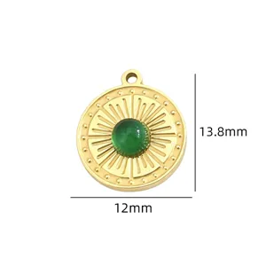 Detailansicht runder goldener Edelstahlanhänger mit Sonnenstrahlen und grünem Stein, 12x13.8mm.