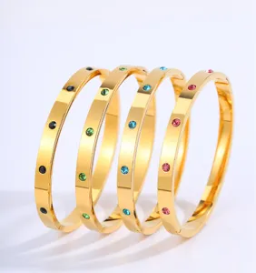 Bracciale rigido in acciaio al titanio dorato dettaglio con cristalli multicolore lucido