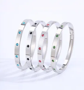 Bracciale rigido in acciaio inossidabile con cristalli colorati, design elegante e chic.
