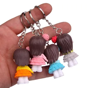 Schattige kleine meisje pop sleutelhanger set met kleurrijke jurken voor de rugzak als mooie hanger.