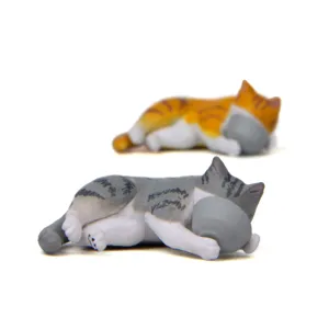 Niedliche schlafende Katzenfigur Nahaufnahme Detail, Miniatur Tier Deko Ornament.