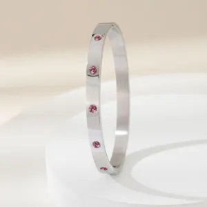 Bracciale Rigido Elegante In Acciaio Inossidabile Con Strass Rosa Per Donne Vista Principale.