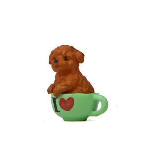 Schattige bruine teddy hond in groene kop figuur, miniatuur micro landschap decor.