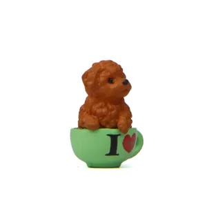 Schattig poedel puppy beeldje in groene kop miniatuur ornament micro landschap decor.