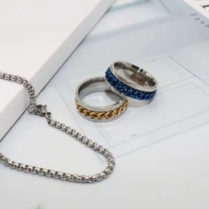 Detailaufnahme von Edelstahl Spinner Ringen mit bunter Kettendekoration fuer Herren Schmuck.