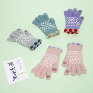 Guanti invernali touch screen in maglia per donna, caldi guanti con motivo a cuore dolce.